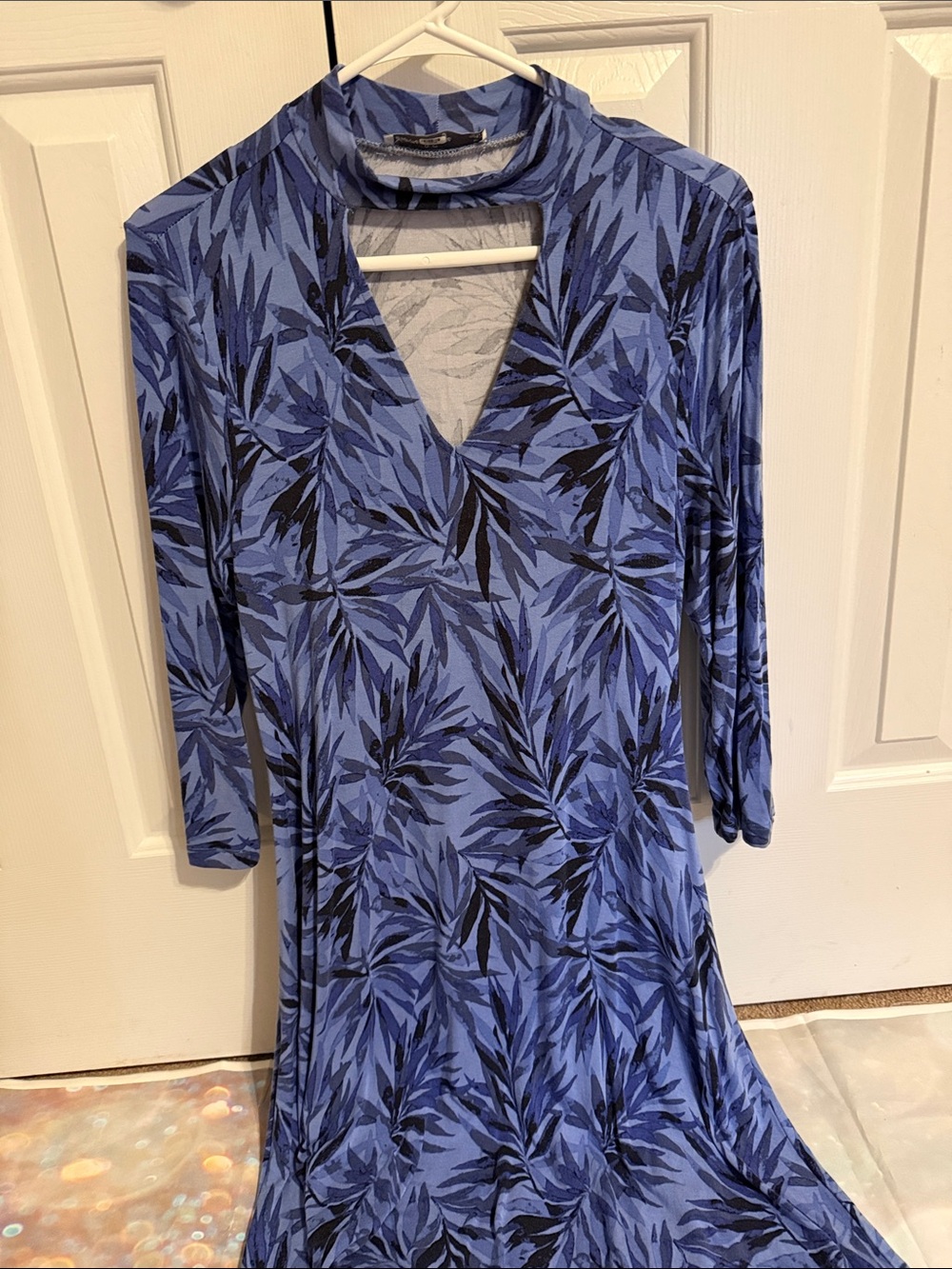 Summer & Sage Blue Leaf-Print V-Neck Dress size large